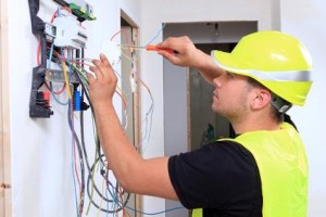 Un électricitien professionnel