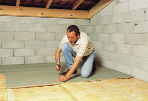 Un artisan en train d'isoler un plancher