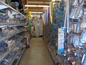 Un rayon plomberie d'un supermarché de bricolage