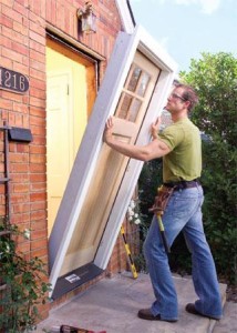 Un bricoleur avec uen porte